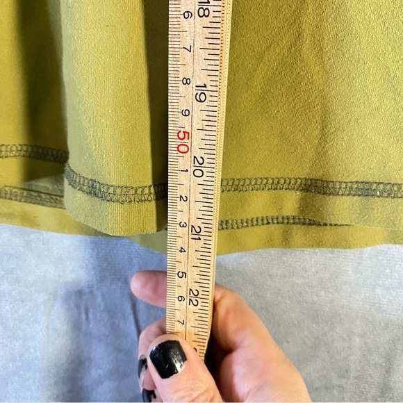 Lululemon Athletica Built in Bra Made In Canada Sleeveless V-Neck Top Womens 8 - Picture 7 of 7